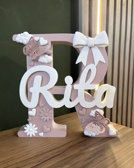 Personalizirano slovo Rita s mašnom i leptirima